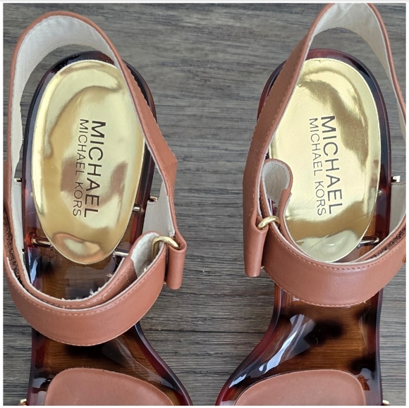 New 🐆 Michael Kor New Lani Sandal BrownLeather w/ Gold Emblems and Heel Size 10 - Picture 8 of 16